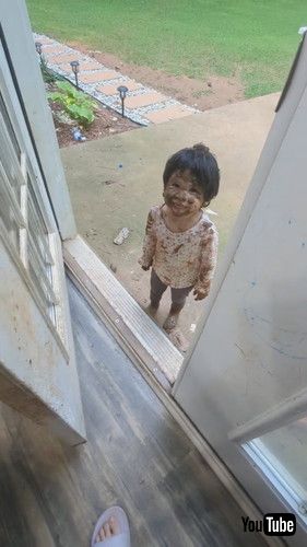 泥まみれの女の子