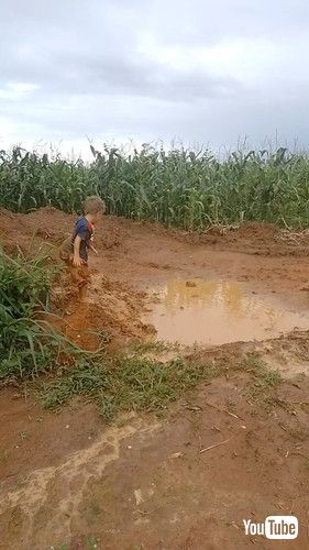 水たまりと男の子