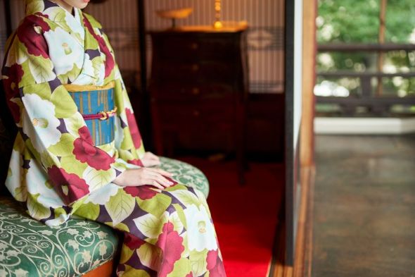 「大正ロマン×着物ランチ」は、お好きな着物を選んでプロが着付します
