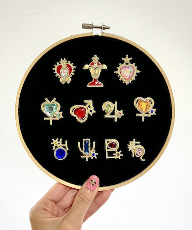 ピンバッジがおしゃれにディスプレイされている写真