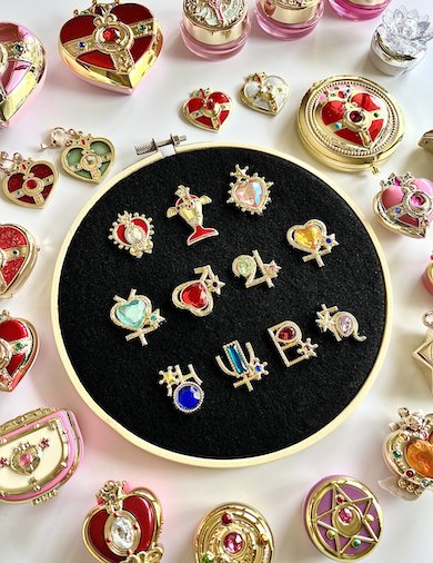 ピンバッジのディスプレイとその他アイテムの写真