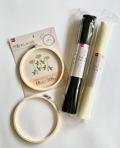 刺しゅう枠とフェルト生地の写真