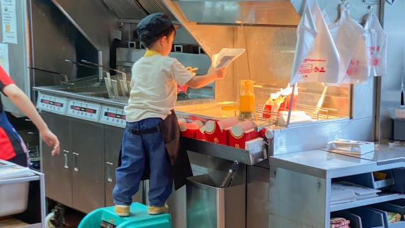 ポテトを盛りつける画像