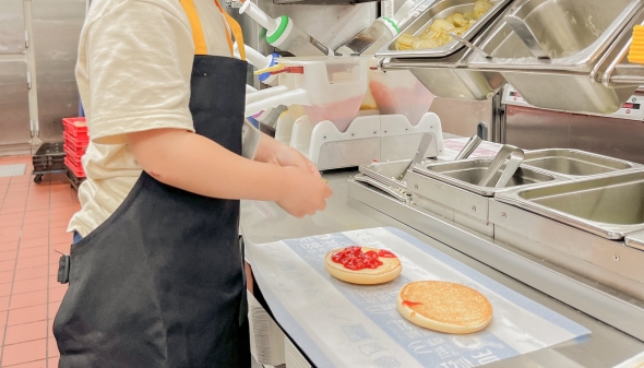 ハンバーガーを作る画像