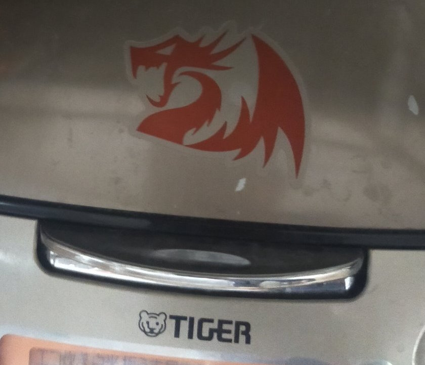 子どもに貼られたシール1枚でクソダサになってしまった炊飯器をご覧ください