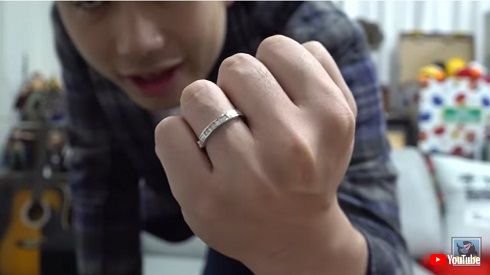 結婚指輪を見せるフィッシャーズ・シルクロード