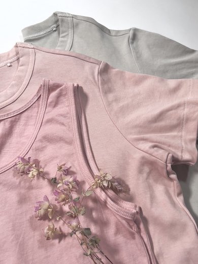 よもぎとアボカドで草木染めされたユニクロのシャツの写真