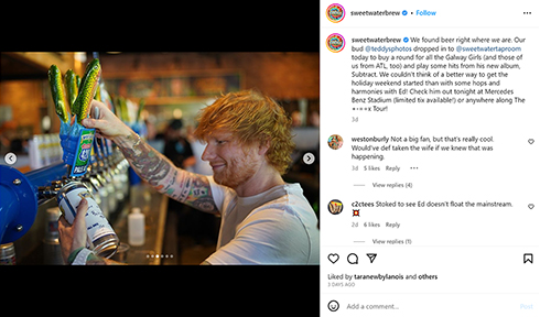 ビールを注ぐエド・シーラン