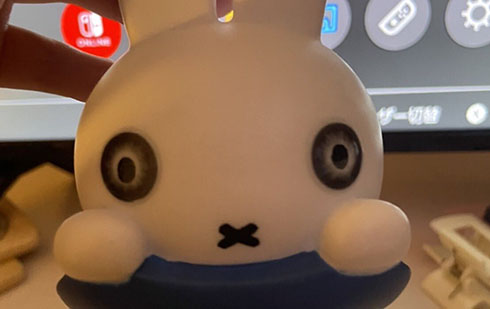 カラコンをつけられたミッフィーちゃんの目アップ