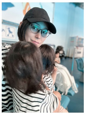 水族館での大山加奈と双子の娘たち