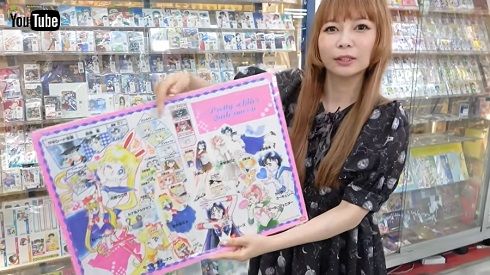 4万5000円の『美少女戦士セーラームーン』大型下敷きを掲げる中川翔子