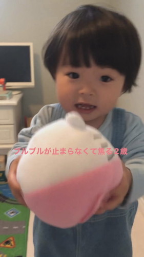 おもちゃから手を放さない男の子