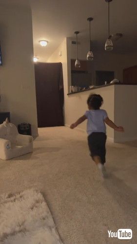 走って行く女の子