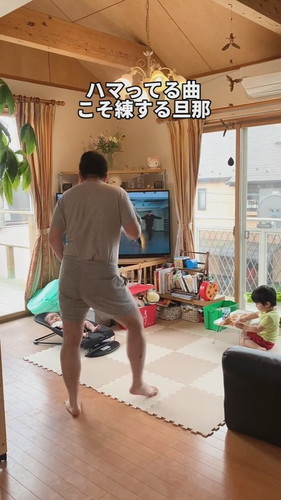 ダンスの練習をするパパ