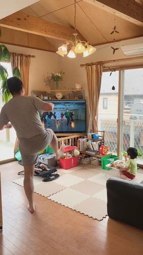 ダンスの練習をするパパ