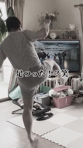 ダンスの練習をするパパ