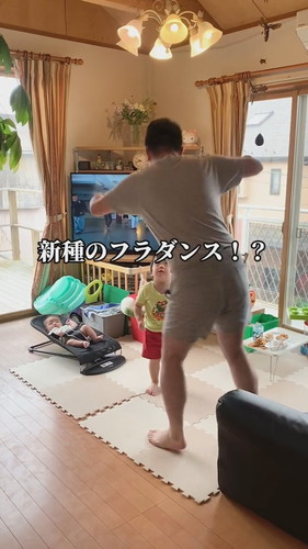 ダンスの練習をするパパ