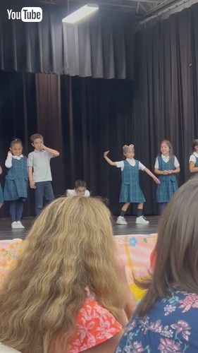 自由に踊り出す少女