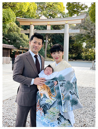 お宮参りでの家族3人ショット