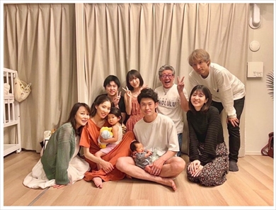 布川敏和、つちやかおりの家族ショット