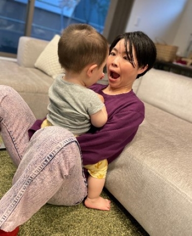 自宅でくつろぐイモトアヤコと息子