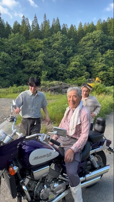 走ってくる若い男性