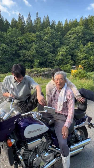 若い男性2人もバイクにまたがります