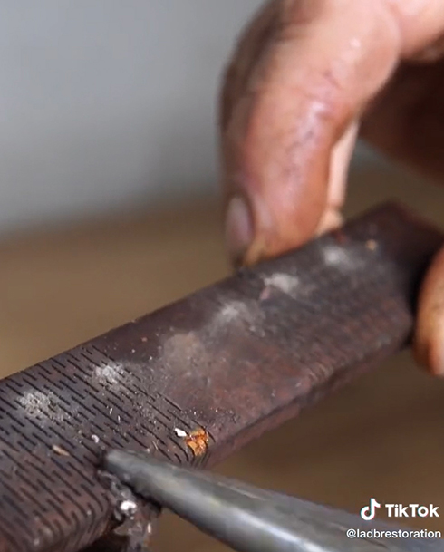 丁寧に汚れを落とします