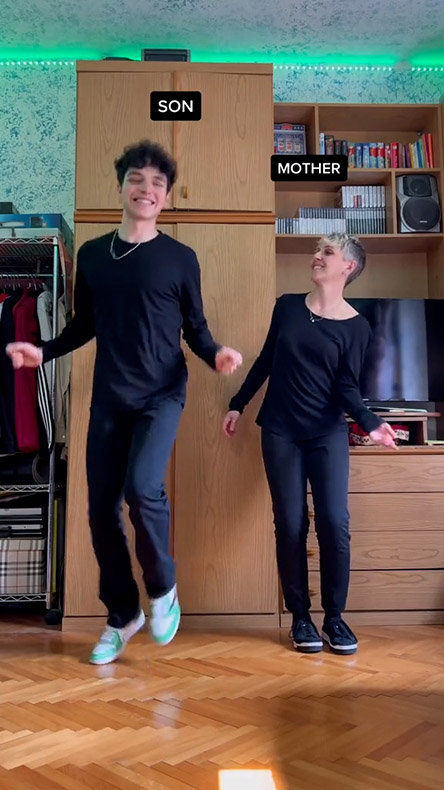 ダンスする親子（1）