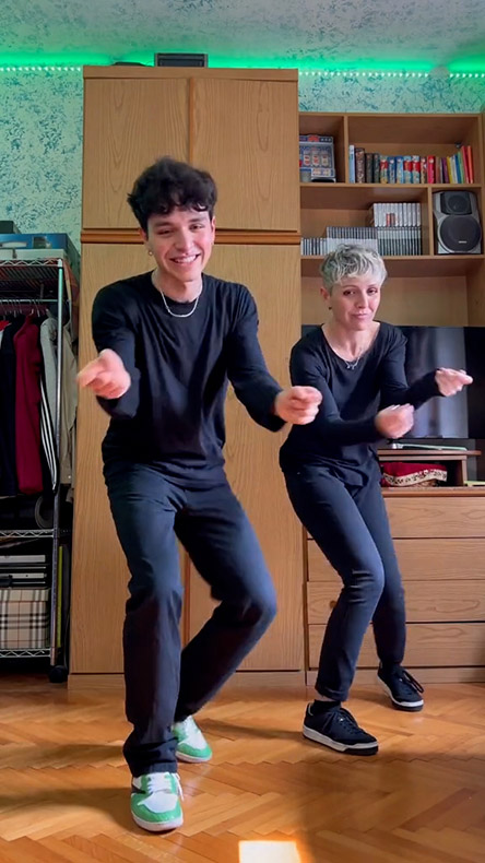 ダンスする親子（3）