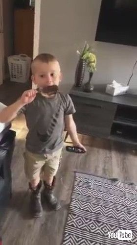 アイス食べる男の子