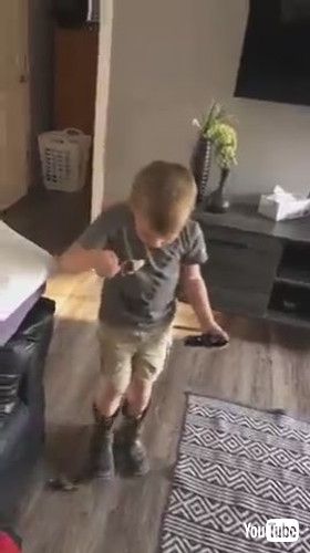 床にアイスが落ちる