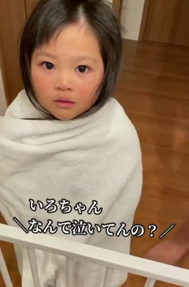 頭痛のパパを心配して泣いてしまう女の子