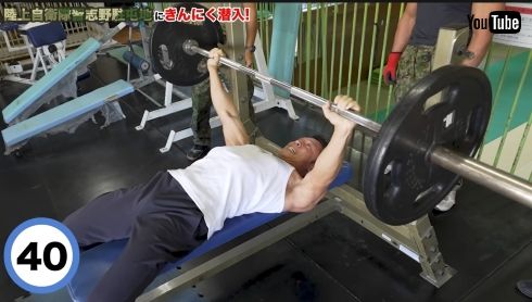 なかやまきんに君ベンチプレス対決