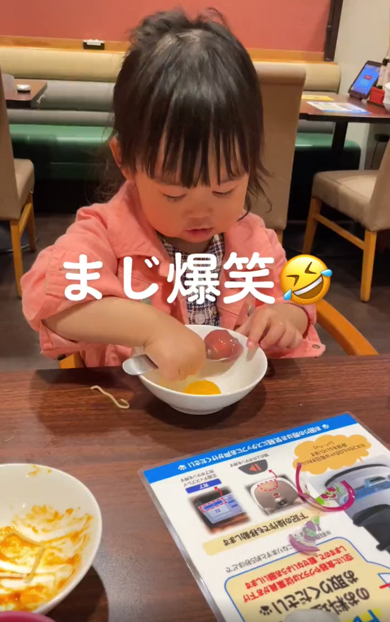 つるつるのゼリーと格闘する2歳の女の子