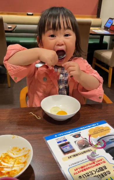 つるつるのゼリーと格闘する2歳の女の子