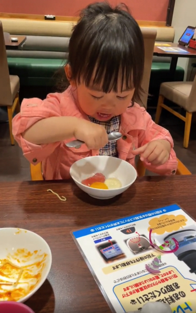つるつるのゼリーと格闘する2歳の女の子