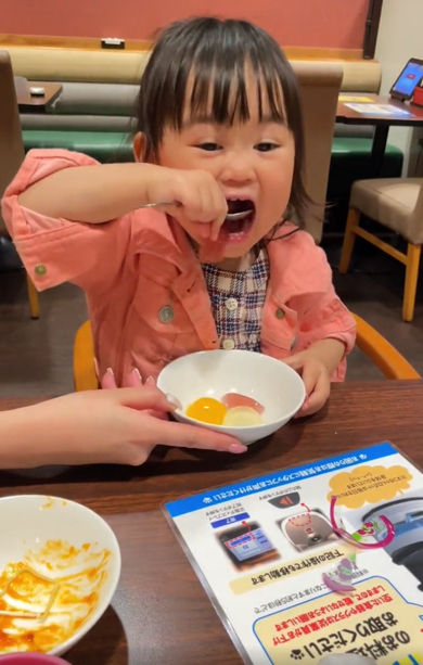 つるつるのゼリーと格闘する2歳の女の子