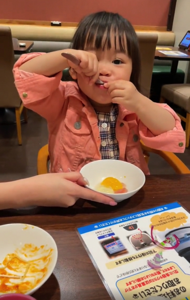 つるつるのゼリーと格闘する2歳の女の子
