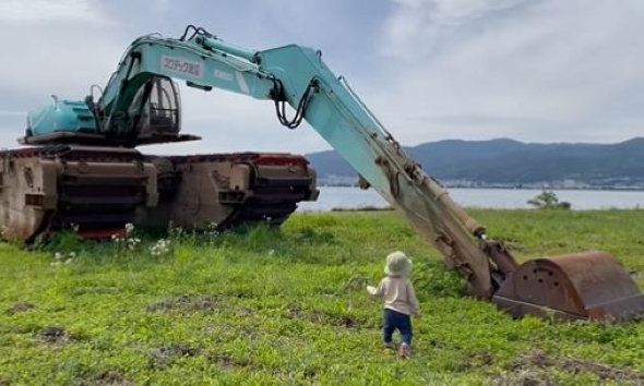 重機に向かって歩いていく画像