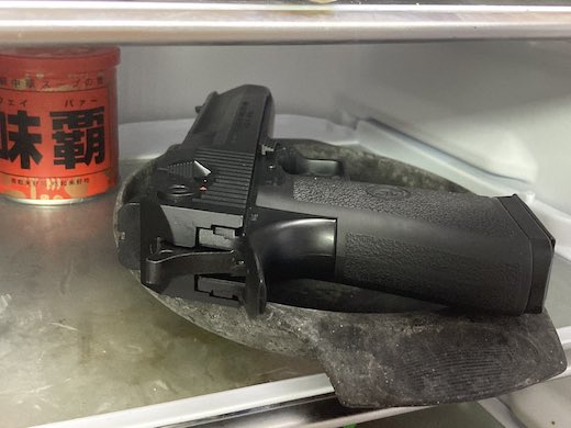 冷蔵庫 デザート イーグル ボケ リロ氏