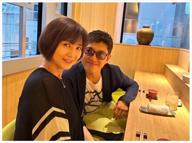 薬丸裕英と石川秀美の結婚33周年の夫婦ショット