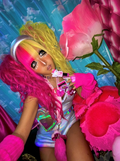 サイバーギャルとして活動する現在の写真