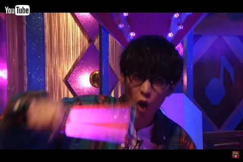 鈴木愛理が歌う「アイドル」にリアクションするオーイシマサヨシ