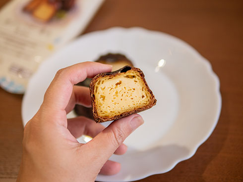 ローソン「焦がしバター香るカヌレ」を食べるところ