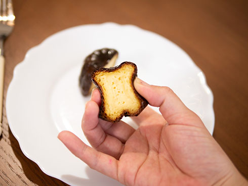 ローソン「焦がしバター香るカヌレ」を焼いたのを指で押した様子