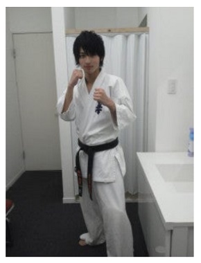 空手道着姿の横浜流星