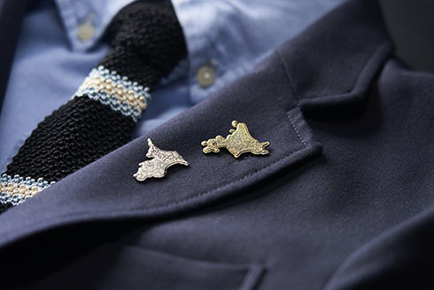 ゼンリン「都道府県ピンバッジ」・襟元につけたところ