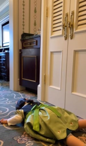 アナがドア下から部屋をのぞこうとするシーンの画像