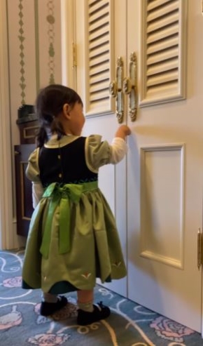 『雪だるまつくろう』を熱演する女の子の画像